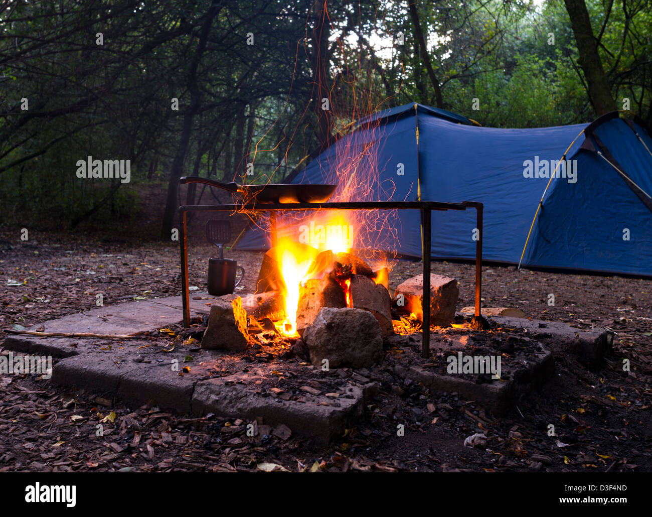 Fuego de campamento y carpa cocina Foto de stock