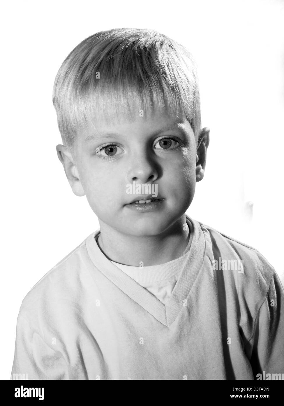 Feliz niño oscuro con camiseta amarilla aislado sobre un fondo blanco  Fotografía de stock - Alamy