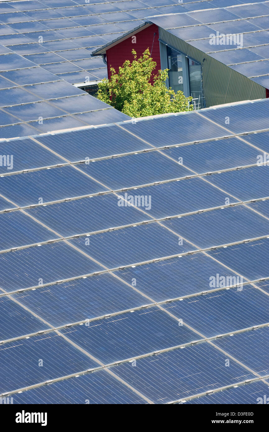 Techos de paneles solares fotografías e imágenes de alta resolución - Alamy