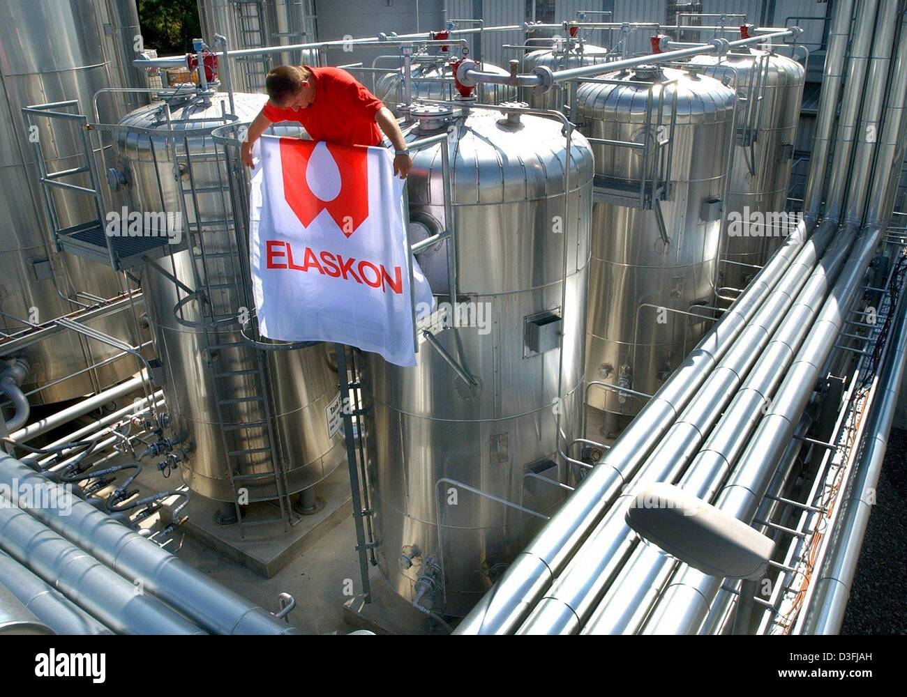 Dpa) - El productor ejecutivo de Elaskon Sachsen GmbH está volando una  bandera corporativa en una planta de producción de lubricantes especiales,  Dresden, el 27 de junio de 2003. La planta costó