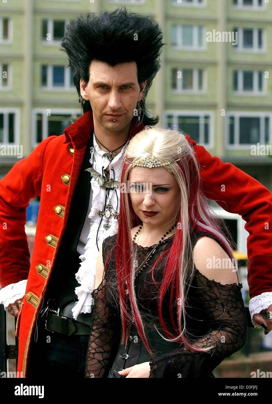 Dpa) - Un británico goth pareja busca en la cámara en el centro de la  ciudad de Leipzig, Alemania, el 6 de junio de 2003. Más de   seguidores de esta cultura