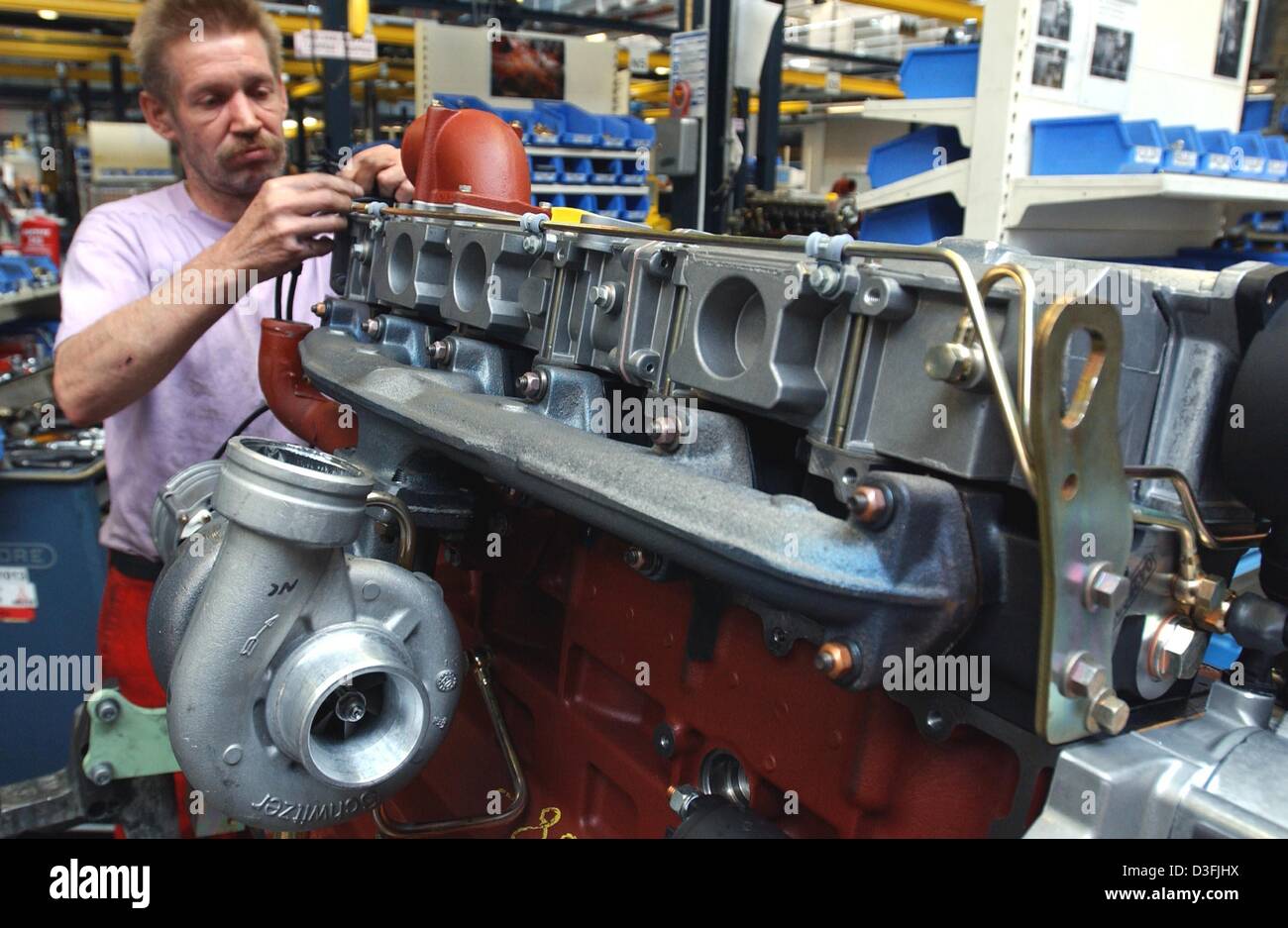 (Dpa) - Un trabajador monta un motor diesel en la fábrica del motor del motor Deutz AG, fabricante alemán en Colonia, Alemania, el 25 de junio de 2003. Fundada en 1864 por Nicolaus August Otto y Eugen Langen como "N.A.Otto & Cie", la primera fábrica de motor en el mundo, el nombre de la marca 'Deutz' tiene hoy un lugar firme en el mundo de los fabricantes de máquinas y los operadores de la máquina. Foto de stock