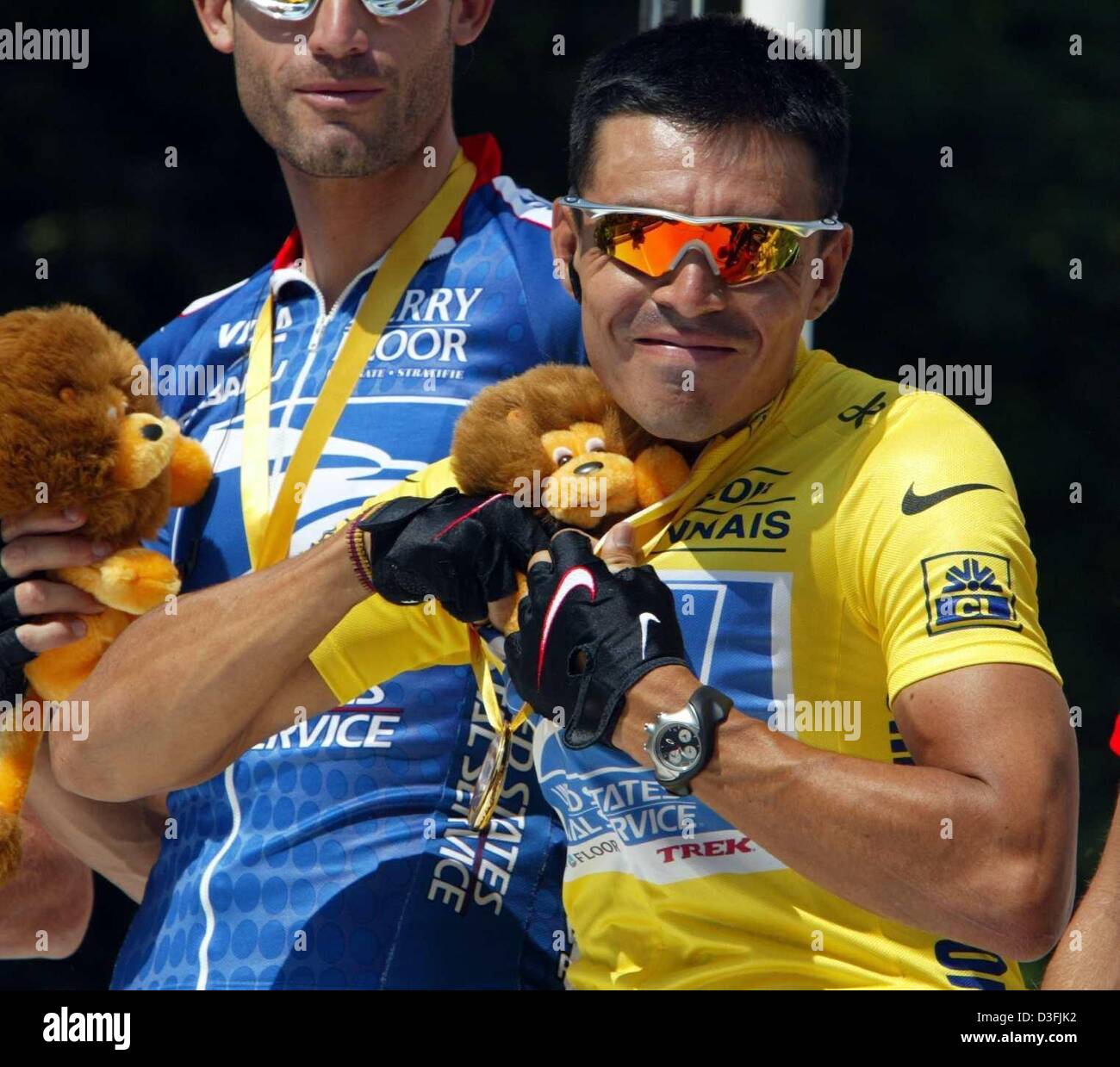 Dpa El Ciclista Colombiano Victor Hugo Pena R El Equipo Us Postal Service Forra Un Leon De Peluche En El Tricot Amarillo Del Front Runner Que El Esta Usando Antes Del Inicio