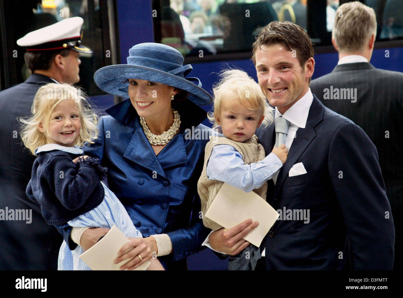 Los archivos de datos (DPA) - El Príncipe Maurits y la Princesa Marilene de Holanda sonrisa junto con sus dos hijos, Anna y Lucas en La Haya, Países Bajos, 12 de junio de 2004. La pareja real espera un tercer hijo en junio de 2005, informó la agencia de noticias holandesa Royal RVD el 26 de noviembre de 2004. Foto de stock