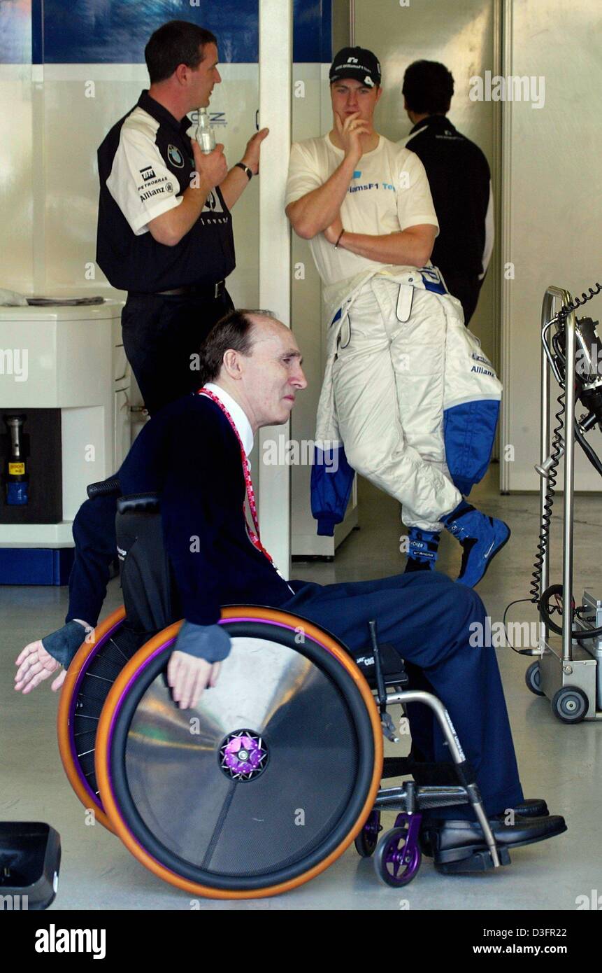 Dpa) - Frank Williams (delantero), capitán del equipo BMW-Williams, en su  silla de ruedas pasa un piloto de Fórmula uno alemán Ralf Schumacher  (espalda, R) del equipo BMW-Williams en la pista de