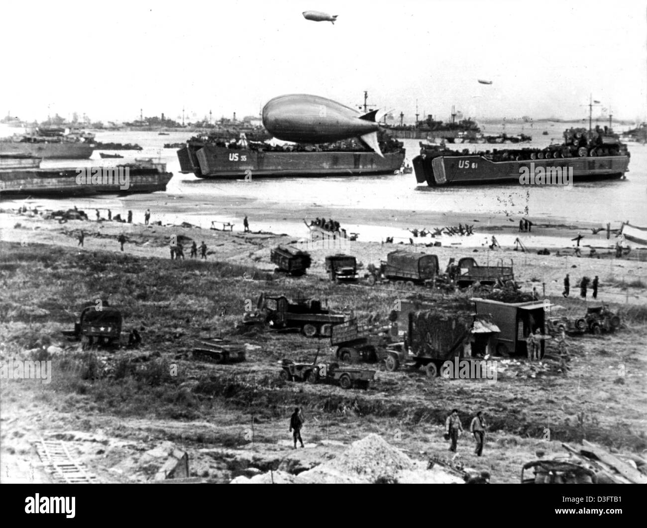 Los archivos de datos (DPA) - Una vista de la playa durante la invasión de  los Aliados en Normandía, Francia, el 6 de junio de 1944. La operación  