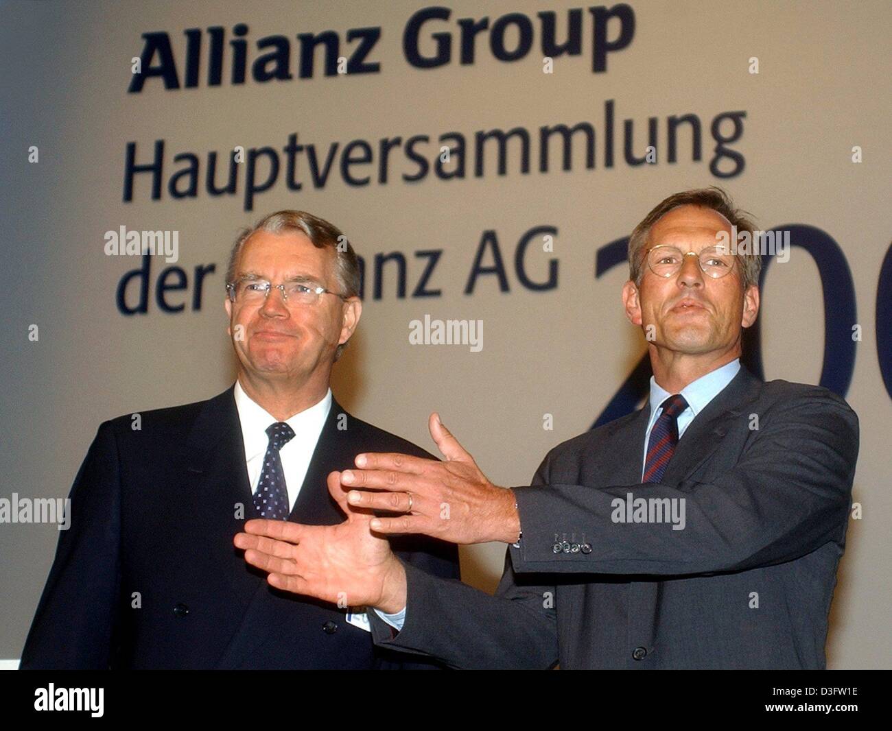 (Dpa) - Henning Schulte-Noelle (L), CEO de despedida del grupo de servicios financieros y de seguros Allianz AG, stands con Michael Diekmann, nuevo CEO y sucesor de Noelle, durante la reunión general (Hauptversammlung) del grupo Allianz en Munich, el 28 de abril de 2003. En diciembre de 2002 Schulte-Noelle había anunciado al paso hacia abajo. Durante la reunión general defendió su decisión de tomar OV Foto de stock