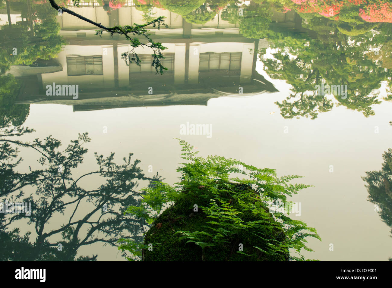 Pintoresco paisaje con reflejo en el estanque japonés zen Foto de stock