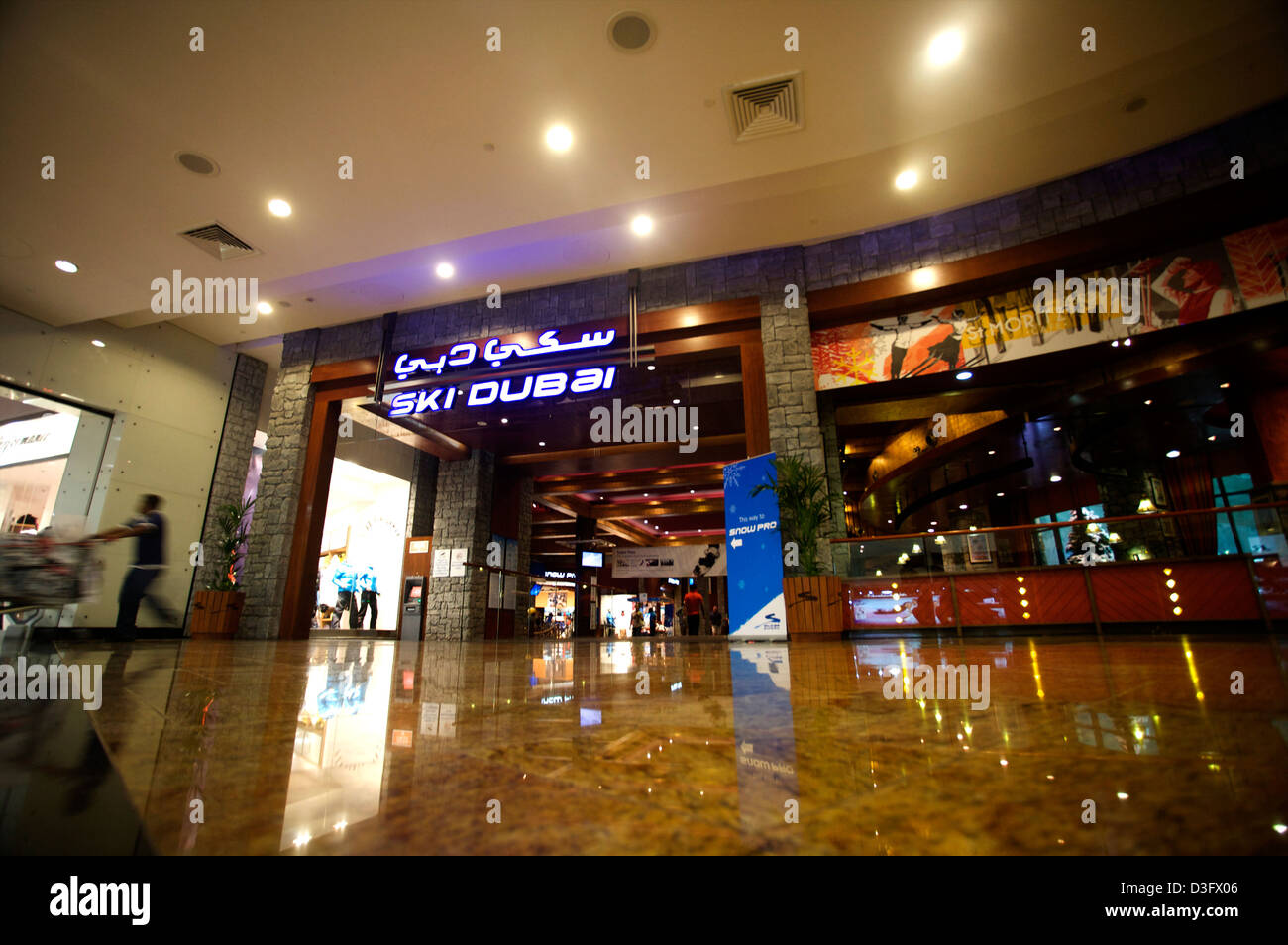 Ski Dubai en el centro comercial de los Emiratos, se puede ir de esquí cubierto mientras hace sus compras en un país eso las temperaturas alcanzan los 40+ Foto de stock