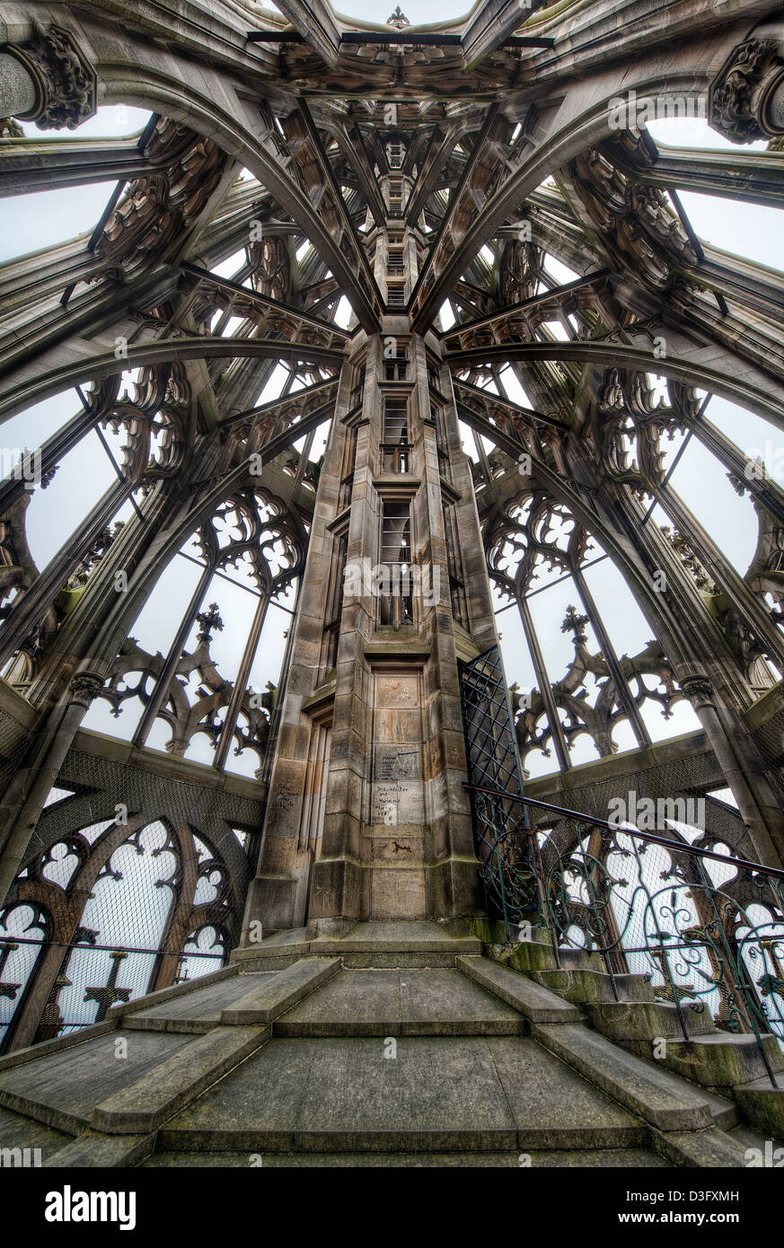 La torre de la catedral de Ulm en Alemania, una iglesia gótica iniciada en el siglo XIV, y actualmente la iglesia más alta en el mundo. Foto de stock