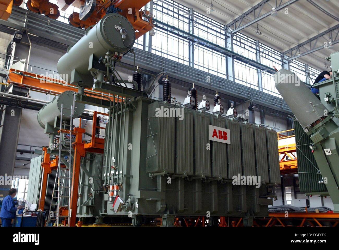 Dpa) - Un transformador es utilizado para las reparaciones en la empresa ABB  tecnologías de energía y automatización en Halle, Alemania, el 13 de  febrero de 2003. ABB utility permite a los