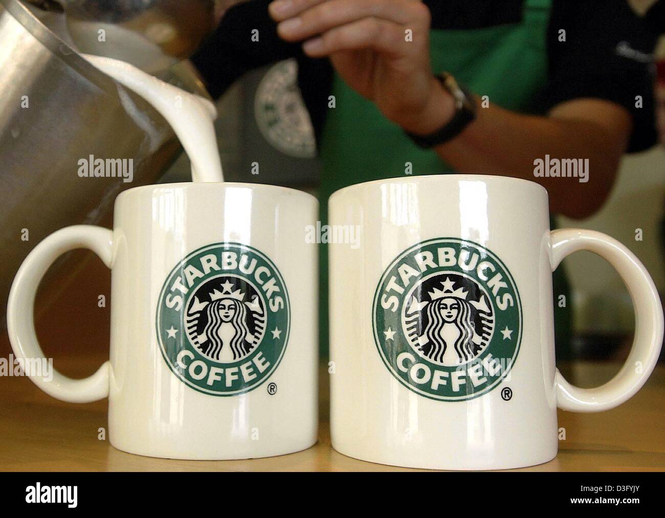 Cuanto Cuestan Las Tazas De Starbucks Dpa) - El logo de la cadena de café 'Starbucks Coffee" impresa en dos tazas  que están llenos de leche para un café latte en Berlín, Alemania, el 22 de  abril de