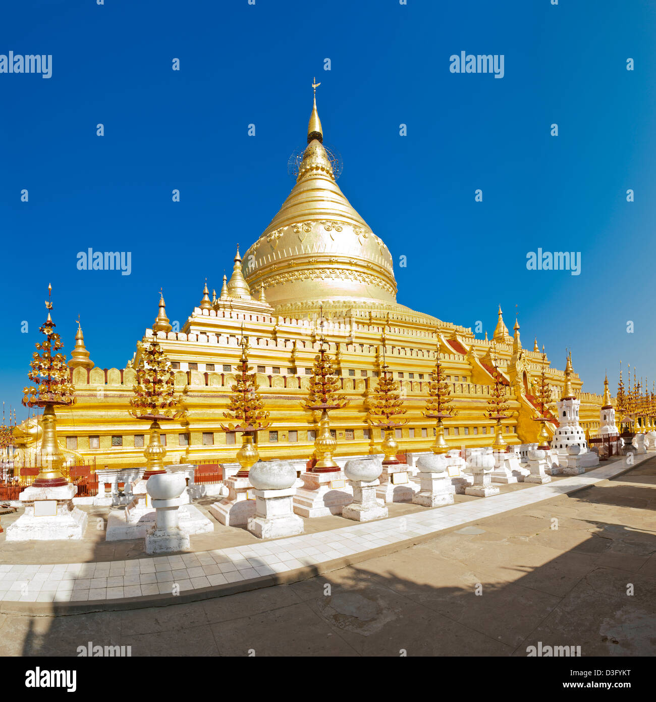 El pagoda Shwezigon del siglo XI en Bagan en Myanmar (antigua Birmania). Esta es una unión de varias imágenes. Foto de stock