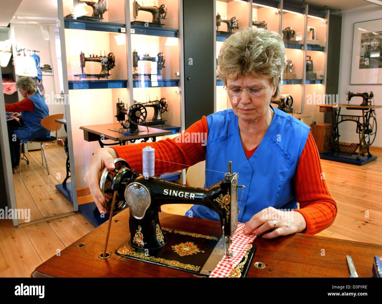 Dpa) - La 58-año-viejo mecánico Elke Hoeher muestra cómo trabajar con una  máquina de coser Singer hecha en 1900 que hoy se exhiben en el museo de  máquina de coser en Wittenberge,