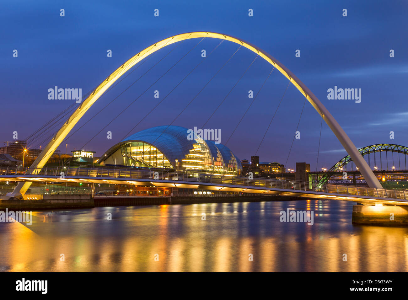 /Gateshead Newcastle Quayside de noche por el arco de el puente Millennium, mirando hacia el Sabio y el Tyne Bridge Foto de stock