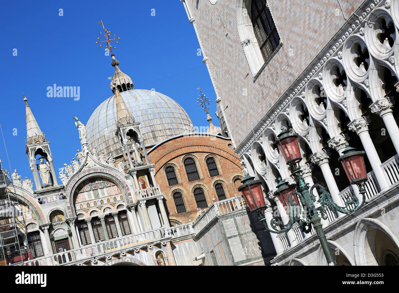 La arquitectura bizantina de la Basilica di San Marco, la Catedral de San Marcos, en la Plaza de San Marcos (Piazza), en Venecia, Italia Foto de stock