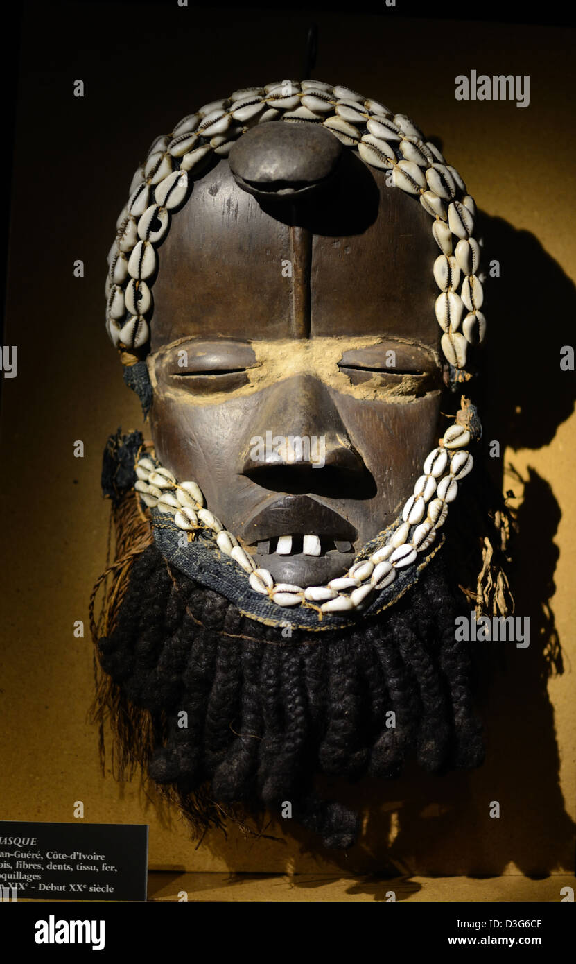 Arte Tribal o máscara de Costa de Marfil, dientes de fibra de madera conchas de hierro final c 19º beg c20th Vieille Charité Museo Marseille Foto de stock