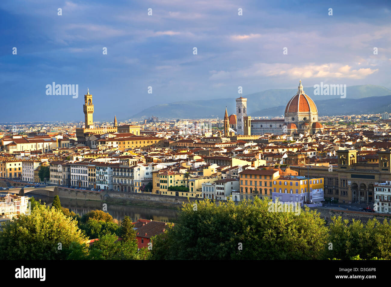 Vista panorámica de Florencia con el Palazzio Vecchio y el Duomo, Italia Foto de stock