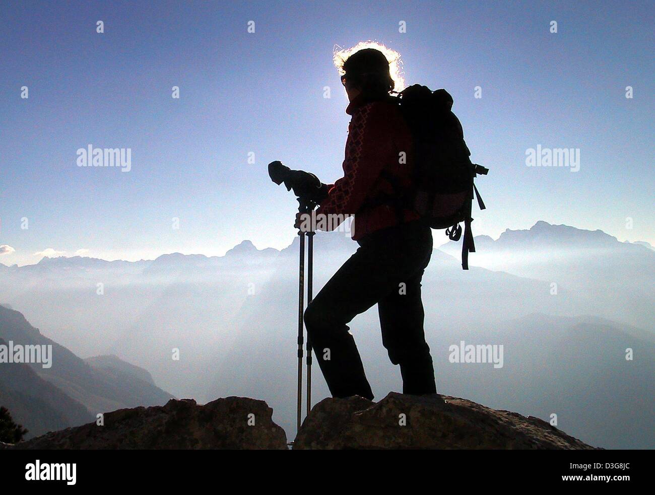 (Dpa) - un montañero se encuentra en el pico de la montaña Kehlstein y disfruta de las impresionantes vistas a temperaturas de 8 grados centígrados y radiante sol en Berchtesgarden, Alemania, 16 de octubre de 2003. Foto de stock