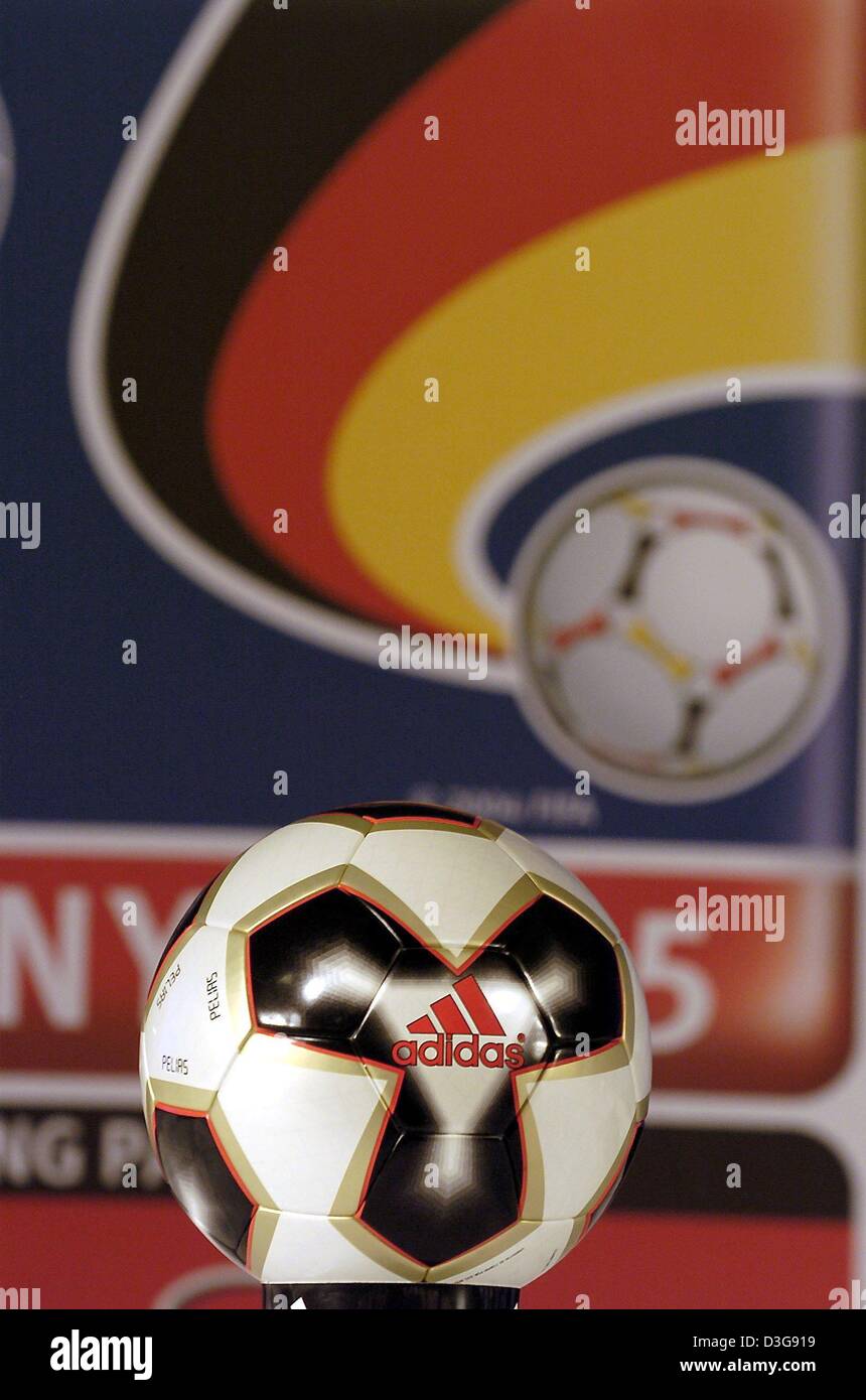 Dpa) - El balón de fútbol para la Copa Confederaciones es presentado en la competición del torneo dibujar ceremonia en Frankfurt, Alemania, el 1 de noviembre de 2004. El balón, fabricado