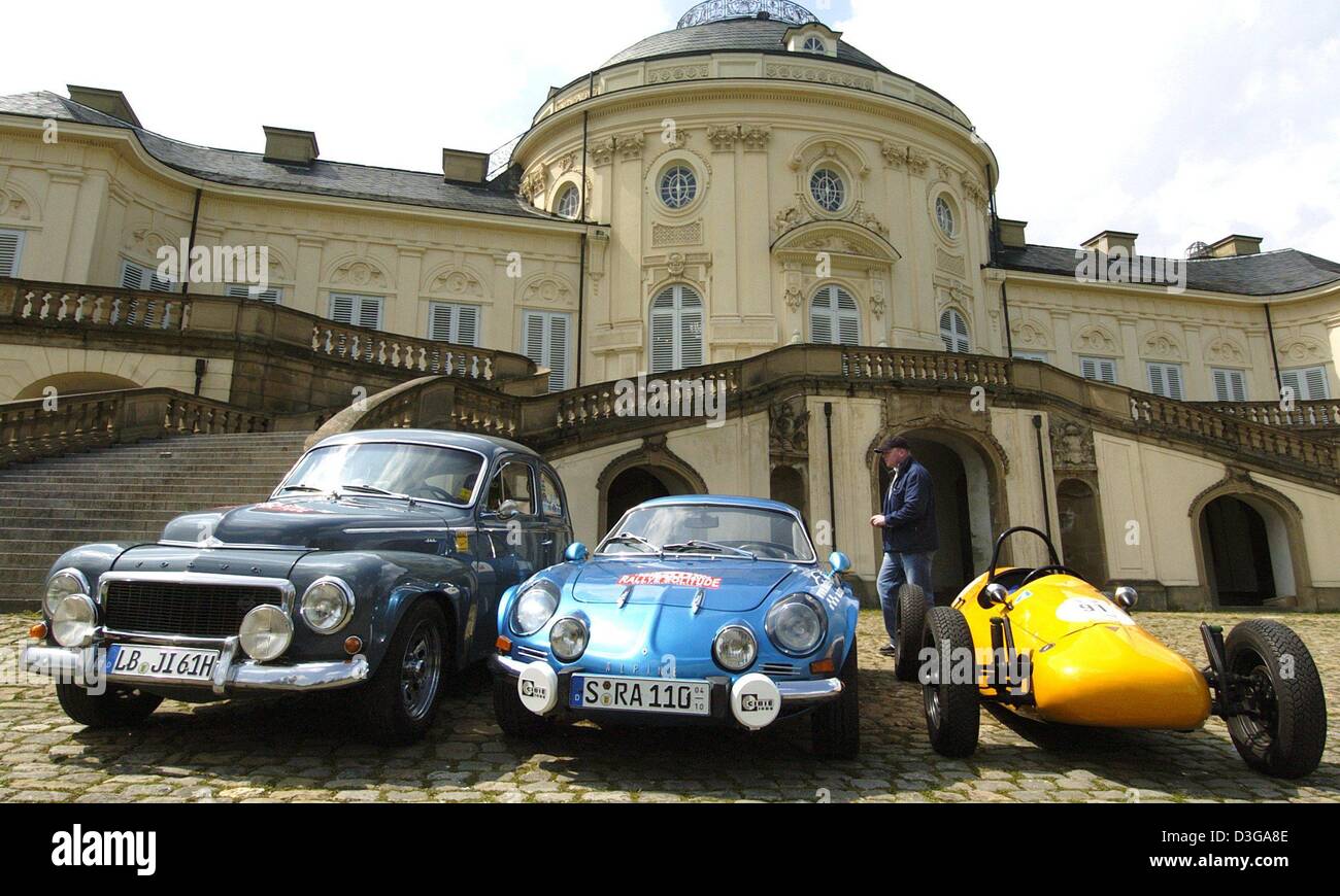 (Dpa) - (L) un Volvo PV 544 de 1961, el Renault Alpine A 110 desde 1975 y desde 1965 stand Formcar uno junto al otro en la parte delantera del Schloss Solitude en Stuttgart, Alemania, el 11 de mayo de 2004. Estos coches de rallye va a participar en el jubileo de los "50 Años del Rallye de soledad'. El evento se llevará a cabo del 18 al 20 de junio y marca la celebración del primer campeonato alemán en la historia de Foto de stock