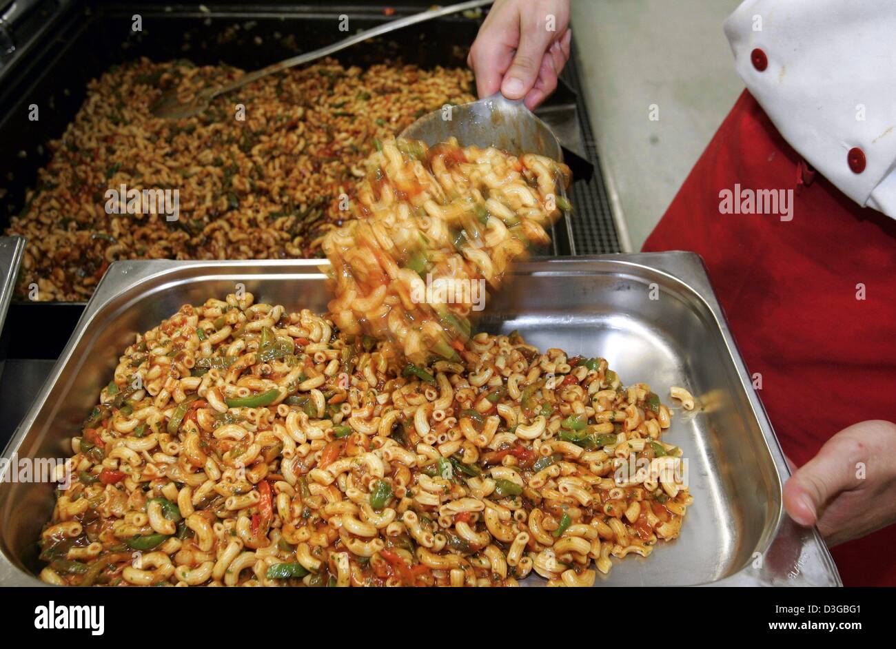 Dpa) - la OLAF Kellmann Cook utiliza una gran pala para transportar un plato  de fideos en una gran sartén en un cuenco en la cocina de la cafetería de  la Universidad