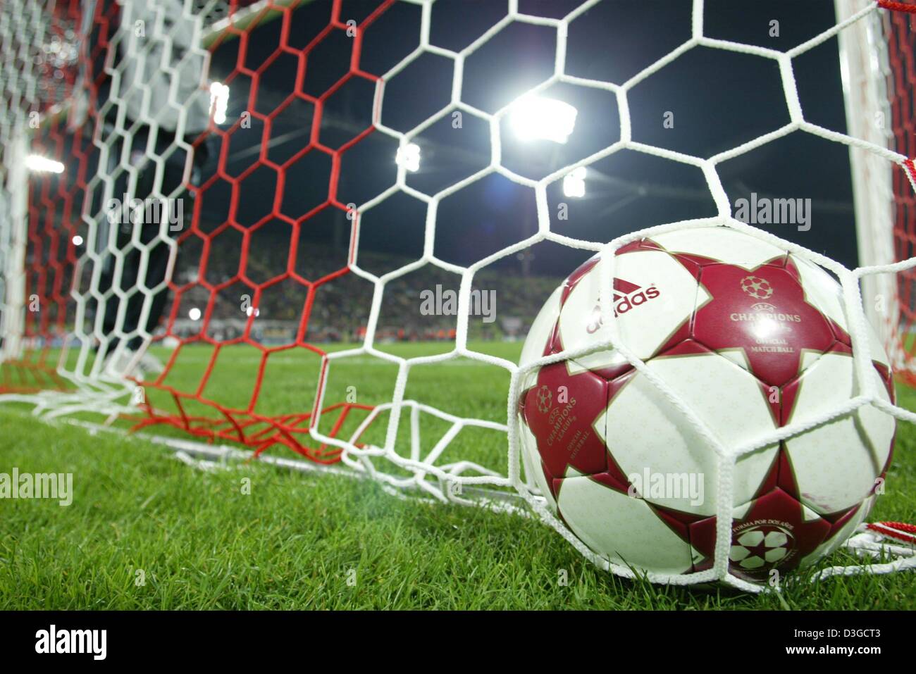 Dpa) - El nuevo balón oficial de la UEFA Champions League de adidas reside  en la red durante el partido de Liga de Campeones entre el Bayern Munich y  Ajax de Amsterdam