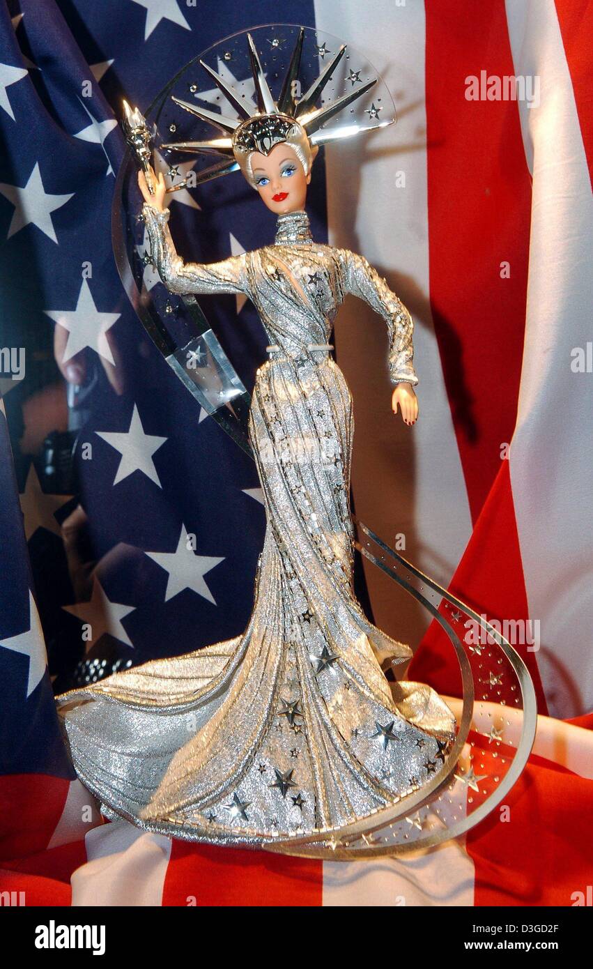 Dpa) - una muñeca Barbie llamado 'Lady Liberty Barbie' por el artista Bob  Mackie (data de 2000) se muestra en la exposición "Mundo de Barbies" en  Múnich, Alemania, el 7 de octubre
