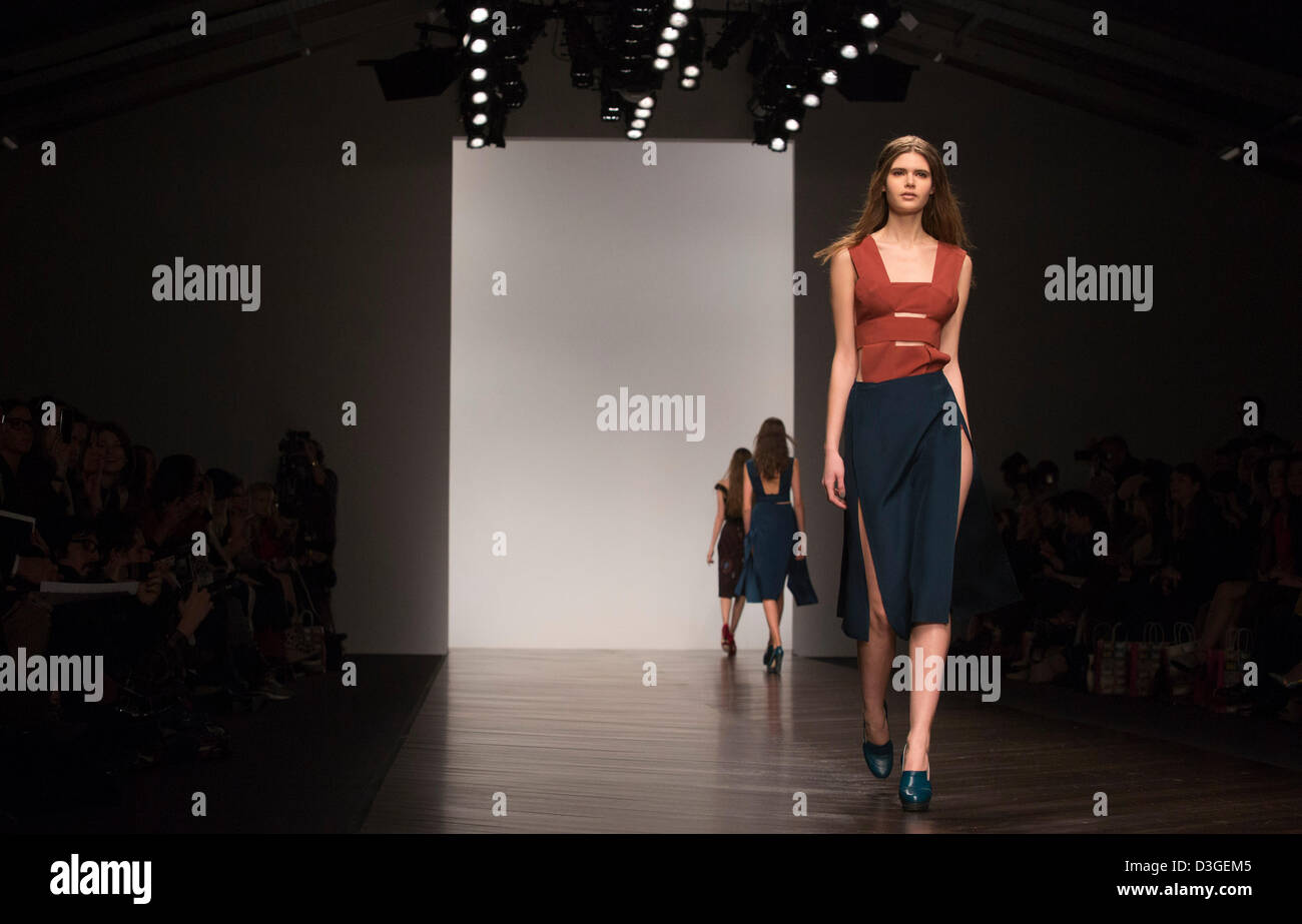 Londres, Reino Unido. Martes, 19 de febrero de 2013, Emilio de la Morena desfile en Somerset House durante la Semana de la Moda de Londres. Foto: CatwalkFashion/Alamy Live News Foto de stock