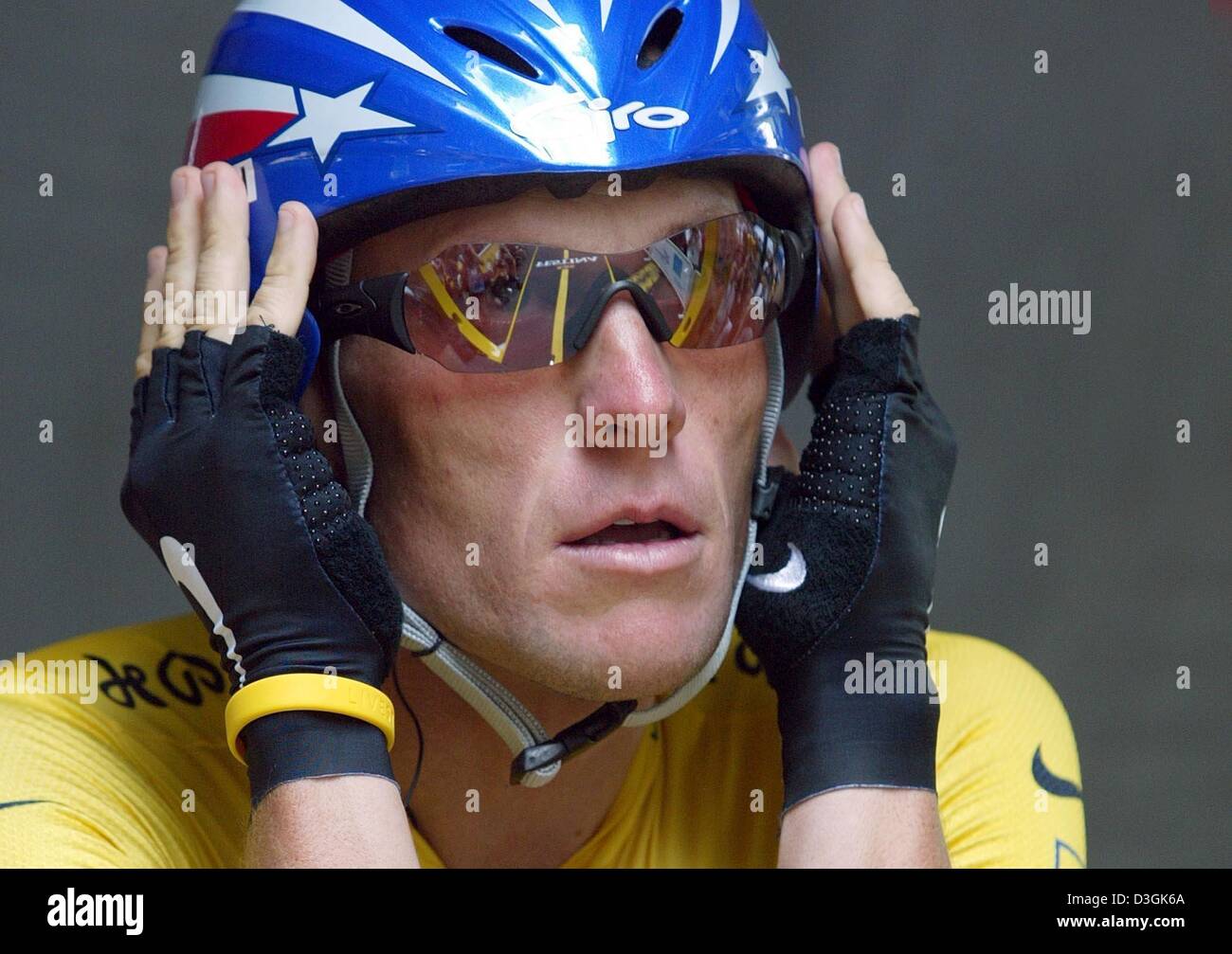 Dpa) - equipo de US Postal de Lance Armstrong ciclista de los EEUU está en  su camino para ganar la carrera contrarreloj del Tour de Francia, carrera  de ciclismo en Besancon, Francia,