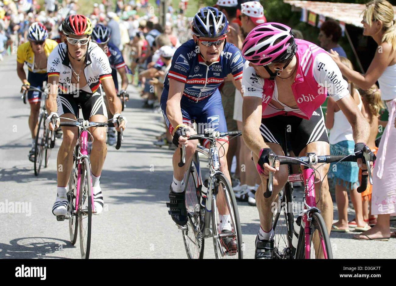 Dpa) - el partido decisivo de cinco: el corredor alemán Jan Ullrich (R) del equipo T-Mobile ciclos de nosotros ciclista Floyd Landis (2R), del equipo US Postal Service y mira a