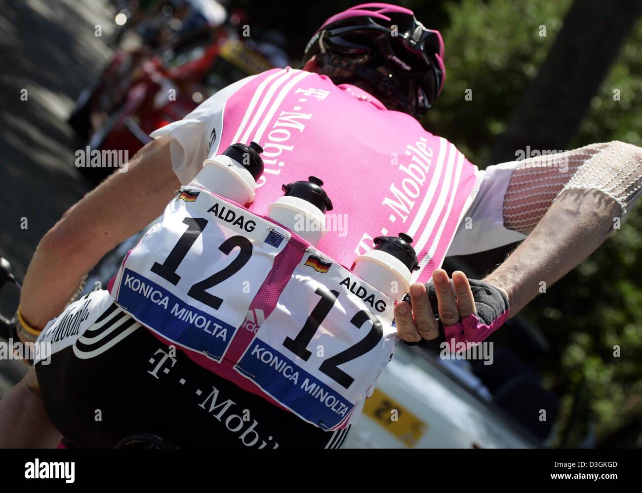 Dpa) - El ciclista alemán Rolf Aldag de equipo T-Mobile obtiene agua de  botellas para sus compañeros durante la 12ª etapa del Tour de Francia,  carrera de ciclismo de Castelsarrasin a La