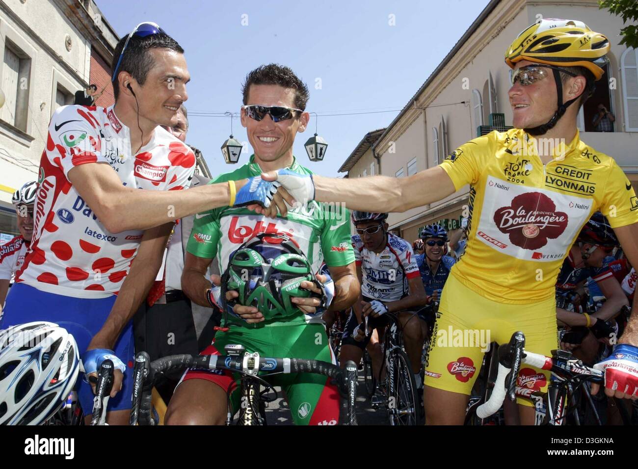 Dpa) - El ciclista francés Thomas Voeckler (R) del equipo Brioches la  Boulangere, vistiendo la camiseta amarilla de la vanguardia, su compatriota  Richard Virenque (L) del equipo Quick Step-Davitamon, vistiendo la camiseta