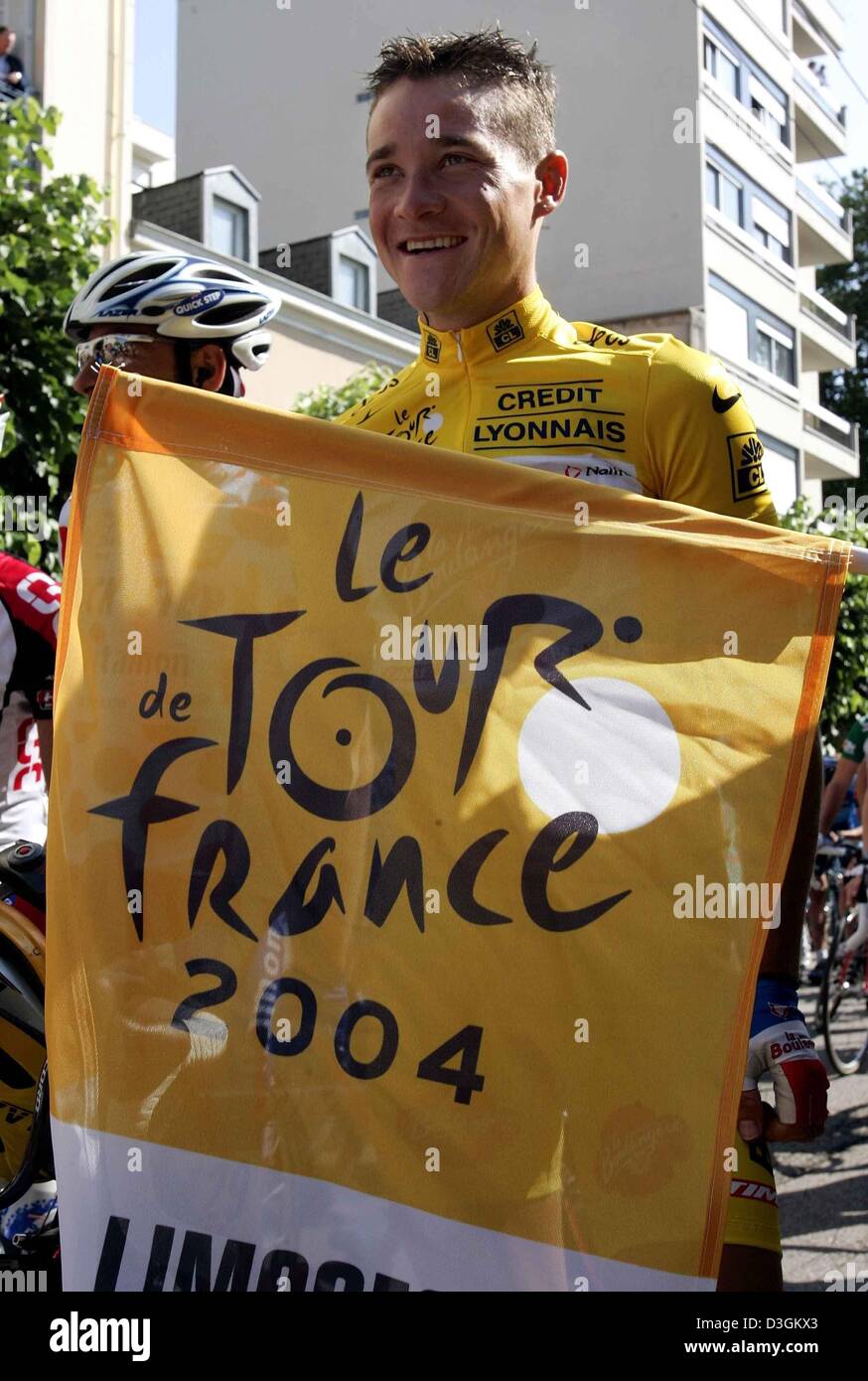 salario fluido conductor Dpa) - El ciclista francés Thomas Voeckler, vistiendo la camiseta amarilla  del líder general, del equipo Brioches la Boulangere sostiene un cartel con  el logotipo de la gira antes del inicio de