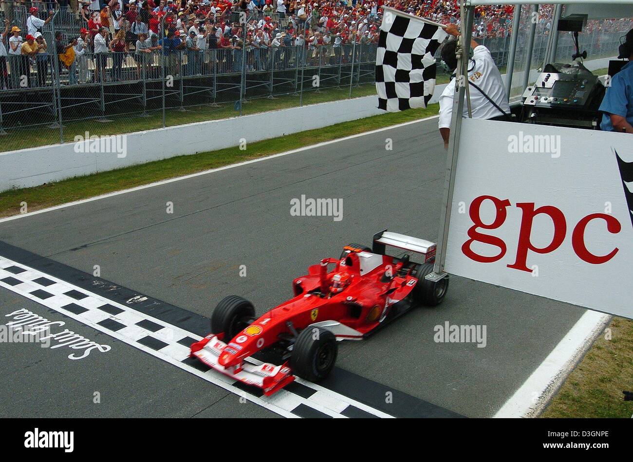 Dpa) - Un piloto de Fórmula uno alemán Michael Schumacher (Ferrari) vítores  y gestos que las razas a la victoria pasando por la línea de meta en el  Gran Premio de Canadá