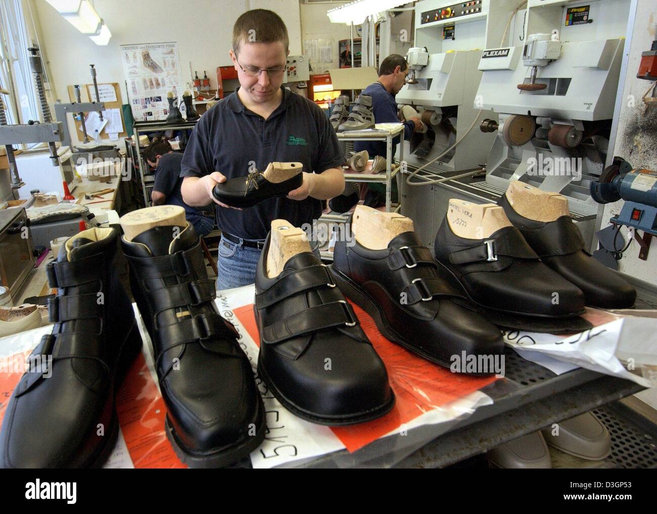 Dpa) - Alexander Brandt (C), técnico en calzado ortopédico, examina un  zapato mientras está parado en el taller de Petters opina Schuh GmbH,  fabricante de calzado ortopédico, en Gera, Alemania, 22 de
