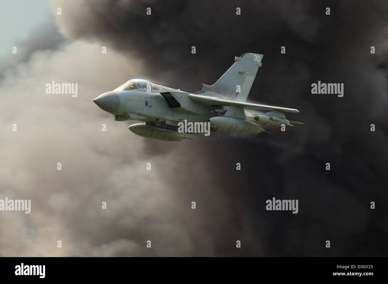 Royal Air Force Panavia Tornado GR4 avión de combate a reacción que participa en una demostración con pirotecnia. Humo de explosión Foto de stock