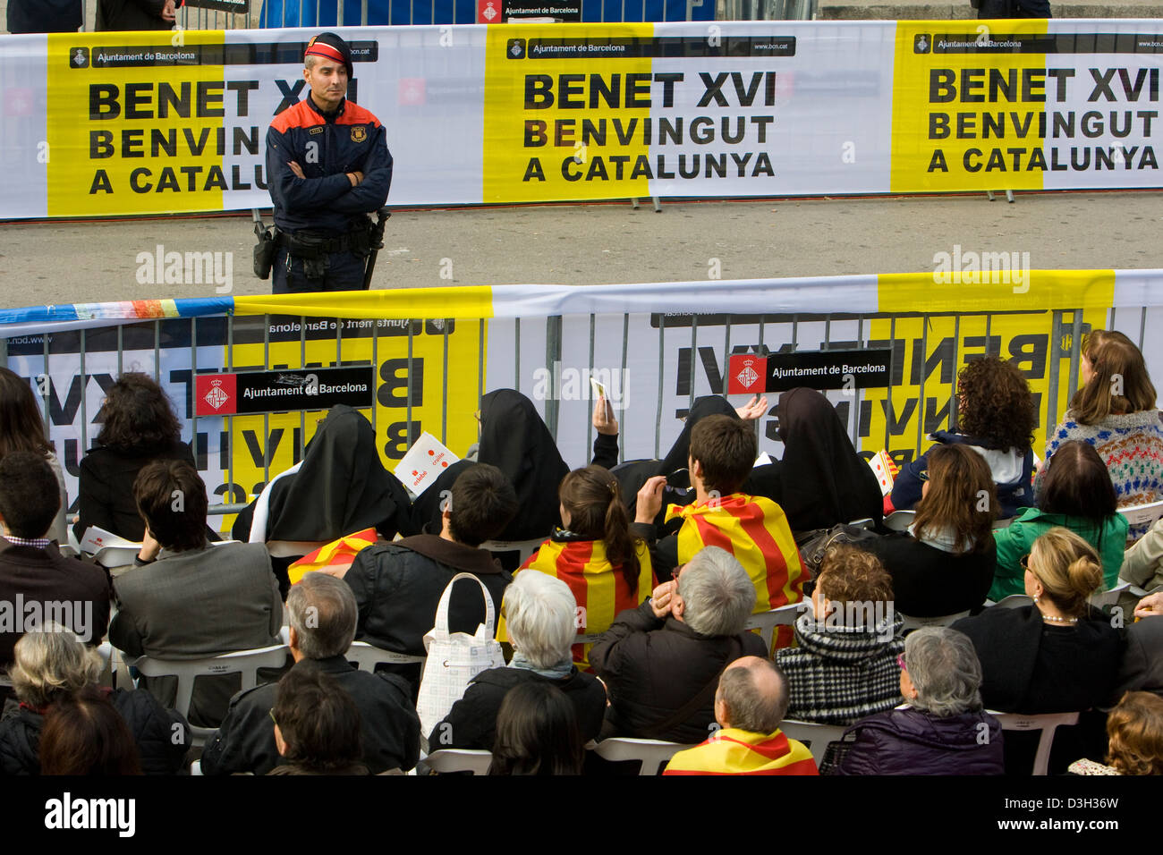 Barcelona, España, los creyentes esperan la llegada del Papa Benedicto XVI. Foto de stock