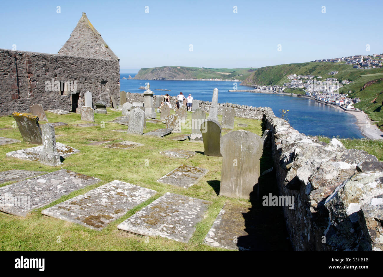Vista de Gardenstown y las ruinas de la iglesia de St Johns, en el noreste de Escocia. Foto de stock