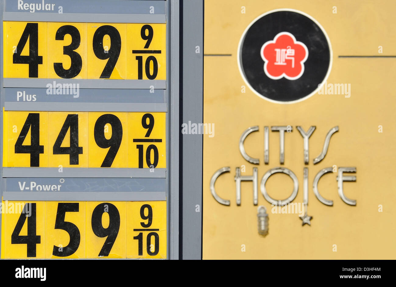 19 Feb, 2013 - San Francisco, CA, EE.UU., los precios de la gasolina están publicados en una gasolinera cerca de City's Choice cafetería en el 19 de febrero de 2013 en San Francisco, California. Los precios de la gasolina en Estados Unidos han aumentado a cuatro meses de alta y puede seguir aumentando a medida que la temporada de verano de enfoques. (Crédito de la Imagen: © Josh Edelson/ZUMAPRESS.com) Foto de stock