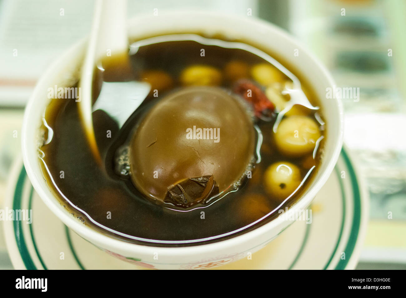 Jisheng té con huevo y semillas de loto, una especie de hierba de postres populares en Hong Kong. Foto de stock