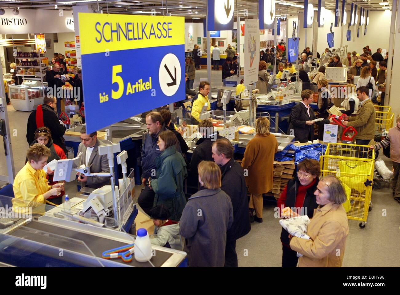 Dpa) - la gente cola en la caja registradora en la tienda de muebles sueca  IKEA en Kaarst, Alemania, el 23 de febrero de 2004 Fotografía de stock -  Alamy