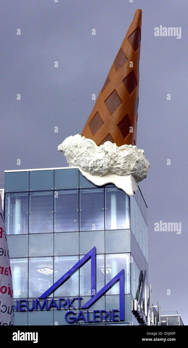 Los archivos de datos (DPA) - Una escultura en la forma de un cono de  helado decora el borde de un techo en el centro comercial Neumarkt en  Colonia, Alemania, el 19