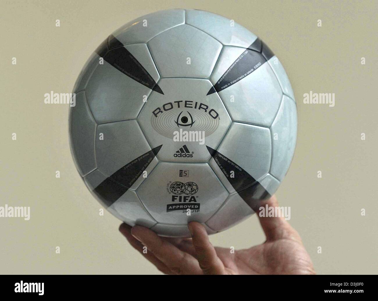 Dpa) - El balón oficial para el campeonato de fútbol Euro 2004, denominada " Roteiro', se presenta en Almancil, cerca de Faro, en Portugal, el 28 de  noviembre de 2003. El campeonato Euro