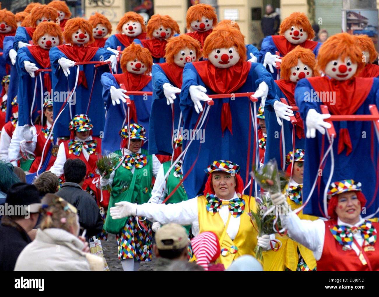 Dpa) - Un grupo de tontos en trajes de carnaval llevan grandes muñecos  payaso durante el desfile del Lunes de Carnaval en Colonia, Alemania, el 23  de febrero de 2004. Más de