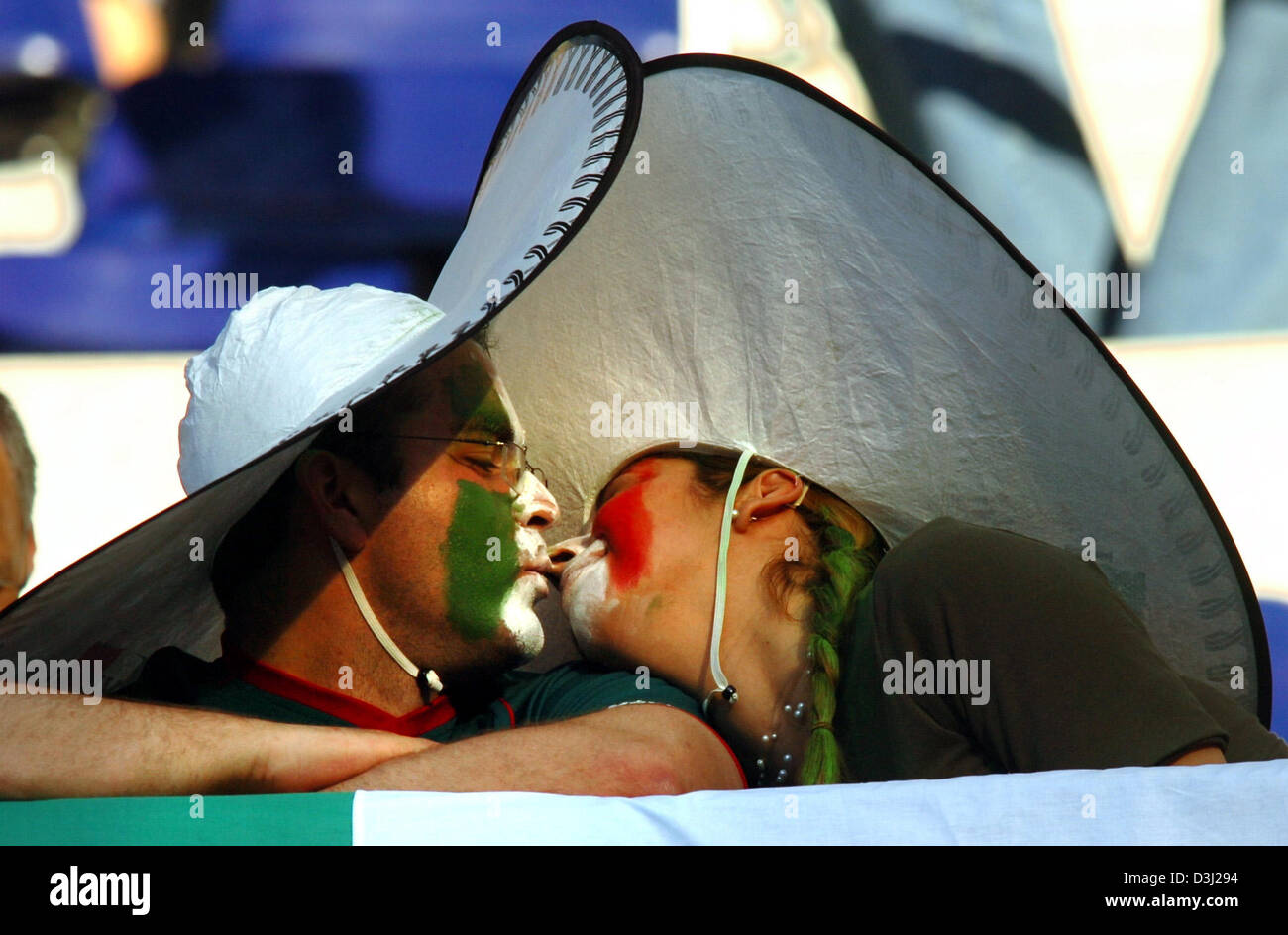Sports spo soccer kissing male female make_up sombrero hat germany  fotografías e imágenes de alta resolución - Alamy