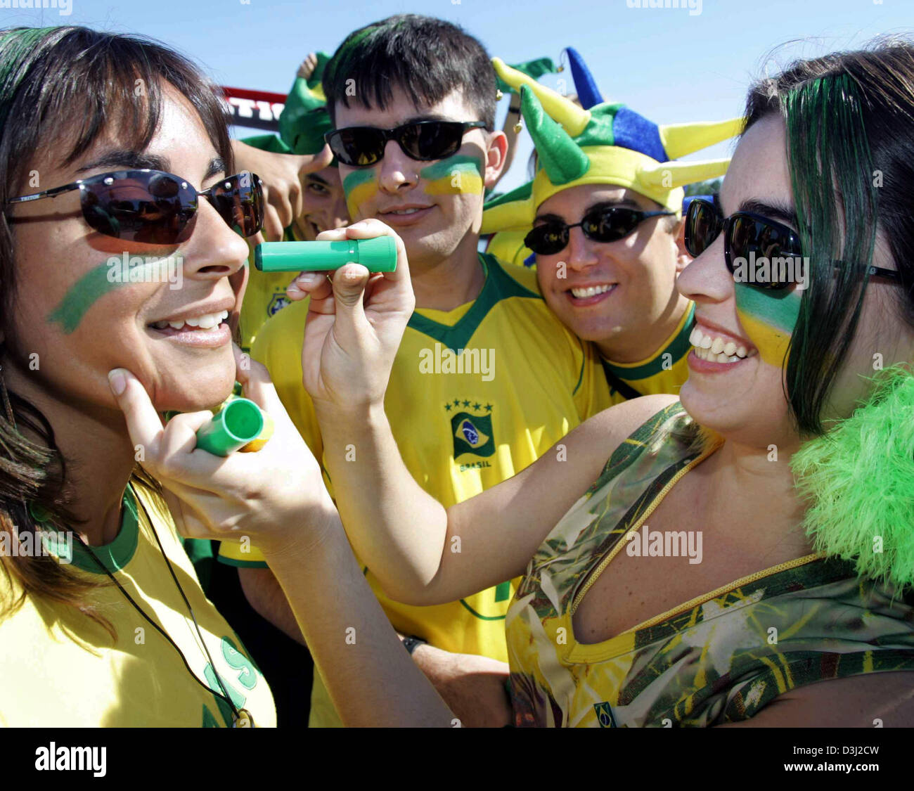 Dpa) - partidarios de Brasil puso en maquillaje y sus rostros con pintura  color nacional de Brasil antes del partido de la Copa Confederaciones entre  Brasil y México en Hannover, Alemania, el