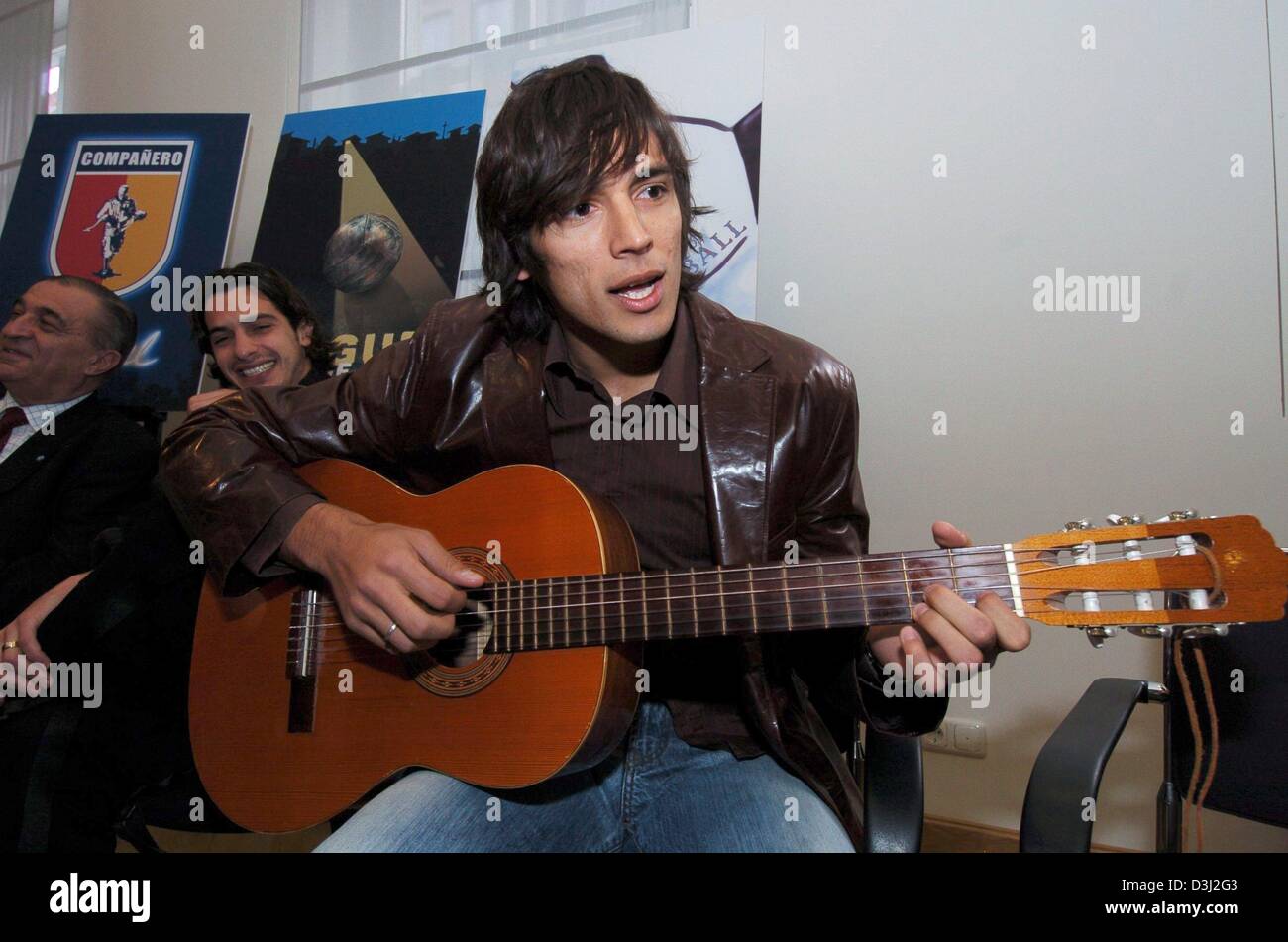 Dpa) avance del Bayern Munich Roque Santa Cruz desde Paraguay toca la  guitarra y el defensor de Munich 1860 Rodrigo Costa (fondo oriente) de  Brasil mira durante una conferencia de prensa celebrada