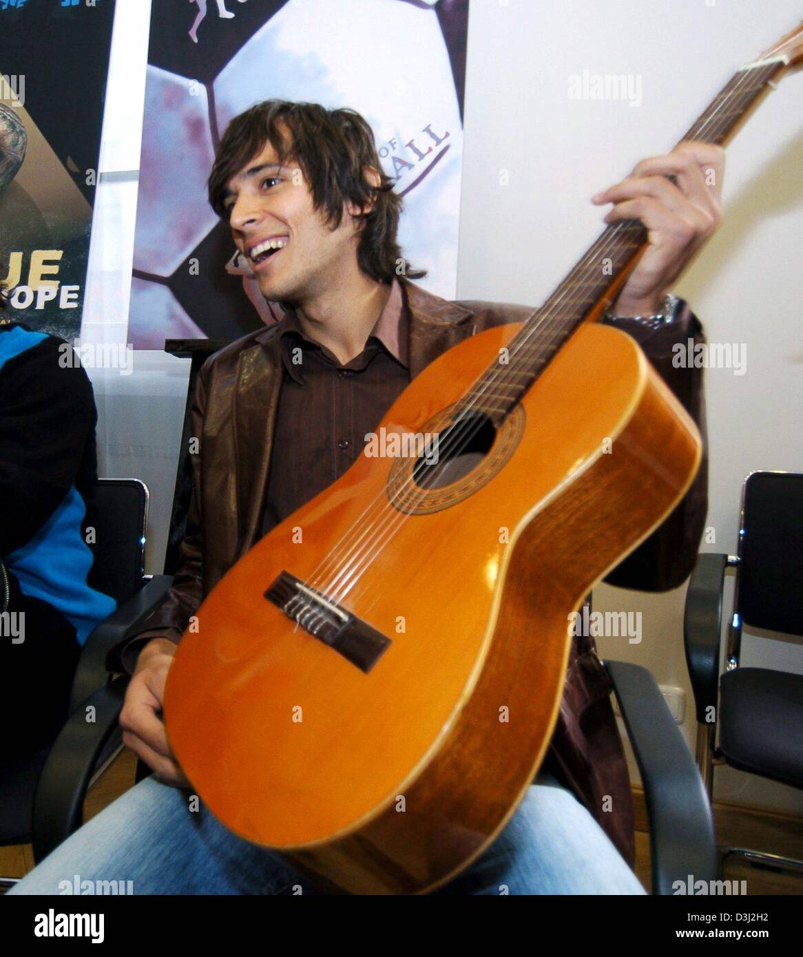 Dpa) avance del Bayern Munich Roque Santa Cruz de Paraguay posee una  guitarra como él está a punto de cantar una canción de su patria durante  una conferencia de prensa celebrada el