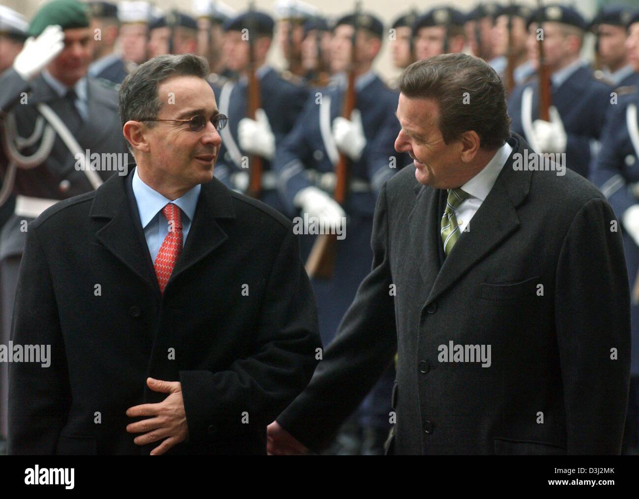 (Dpa) - El canciller alemán Schroeder (R) y el Presidente de Colombia, Alvaro Uribe, sonrisa y agitar las manos durante una recepción en la Cancillería en Berlín, el 13 de febrero de 2004. La reunión se centró en Colombia para intentar resolver el problema del terrorismo no sólo militarmente, sino también a través de la integración. Schroeder apoyaron esta moción de Uribe. En su viaje de tres días a Alemania Uribe también fue Foto de stock